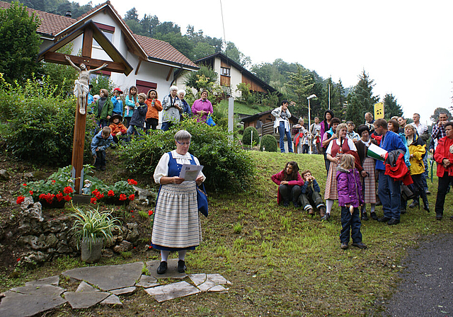 Wegkreuz im Wiler Bärschwil: Ottilia Henz-Hofer liest ein Gedicht.Foto: Jürg Jeanloz