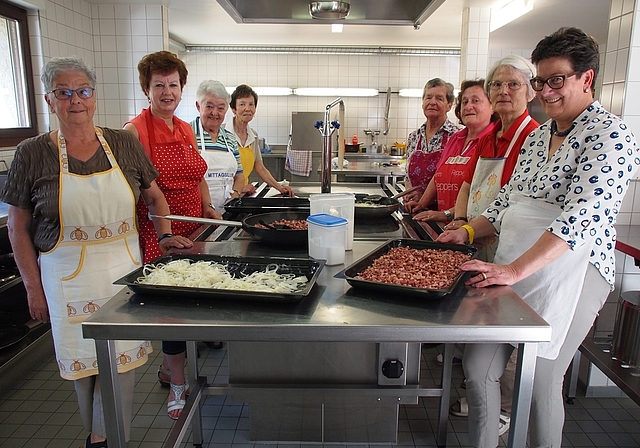 Verkörpern mit dem Mittagsclub eine Aescher Institution (v. l.): Sylvia Menteli, Antonia Müller, Monika Nebel, Pia Friedli, Margret Onderdelinden, Ursula Rickenbach, Rosmarie Zanoni und Gabi Germann (es fehlt Rita Schäfer).  Foto: Tobias Gfeller