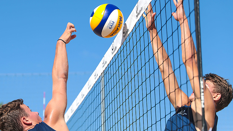 Einsatz: Auf den beiden Spielfeldern im Schwimmbad wird um jeden Ball gekämpft. Foto: eh-presse