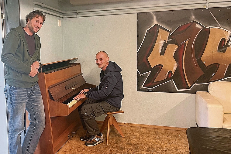 Freuen sich sichtlich über das neue Klavier: Florian Werder (links) und Patrick Gubler. Foto: zVg