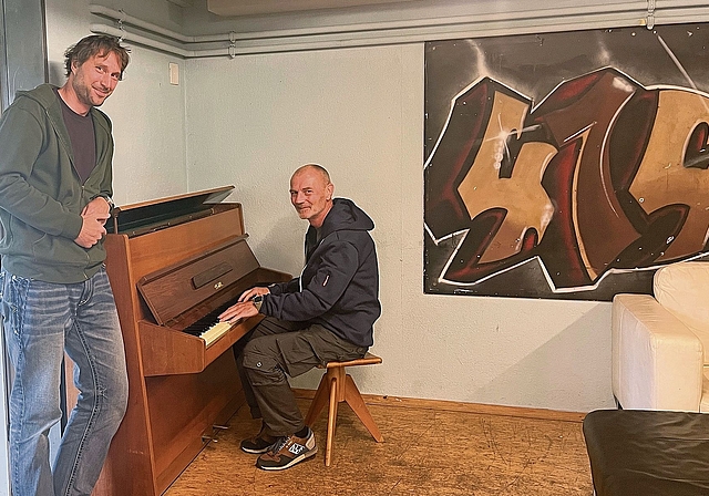 Freuen sich sichtlich über das neue Klavier: Florian Werder (links) und Patrick Gubler. Foto: zVg
