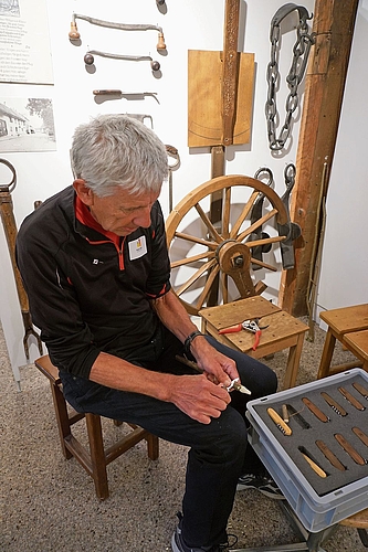 Handarbeit: Auch das Handwerk kam nicht zu kurz. Foto: Désirée Bellwald