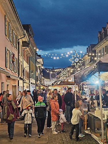 Leuchtende Abendstimmung: Am Samstag nutzten viele das trockene Wetter, um den Christchindlimärt in den Abendstunden zu geniessen. Leuchtende Abendstimmung: Am Samstag nutzten viele das trockene Wetter, um den Christchindlimärt in den Abendstunden zu geniessen.