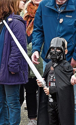Früh übt sich: Am Strassenrand ist der kleine Darth Vader schon parat. Foto: Kirstin Burr