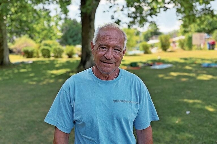 Badi-Chef: Mario Henz ist darum besorgt, dass am Schwimmbadcamping
alles sauber über die Bühne geht. Foto: Caspar Reimer