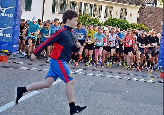 FCB-Sprint: Der junge Fan schafft es noch knapp vor der startenden späteren Siegerin Martina Strähl (886) und der Zweitplatzierten, Bettina Steiger (884), über die Strasse.  Foto: Roland Bürki