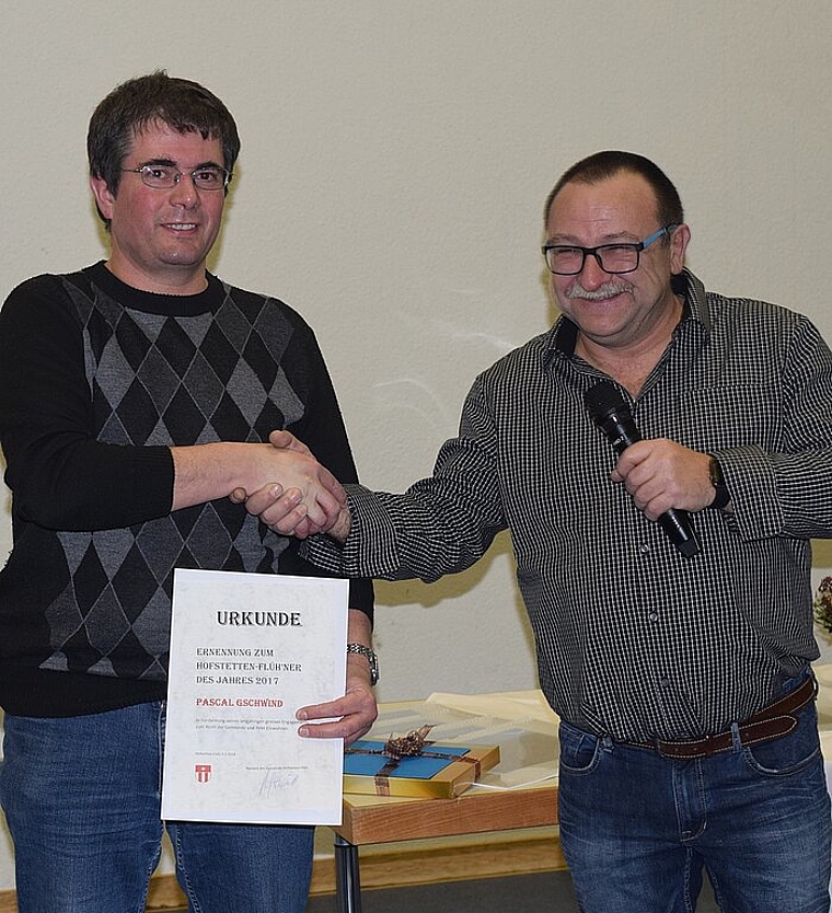 «Hofstetter-Flühner des Jahres 2017»: Pascal Gschwind (l.) erhält die Auszeichnung, überreicht von Gemeinderat Markus Gschwind. Die Vorschläge kommen aus der Bevölkerung heraus, Jury ist die Kommission für Kultur, Jugend und Sport. Foto: Bea