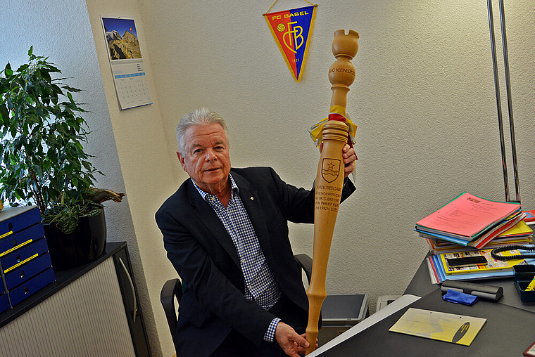 Budget-Freitag: Gemeindepräsident Erich Lutz gibt dann sein schönes Zepter weiter.  Foto: Roland Bürki