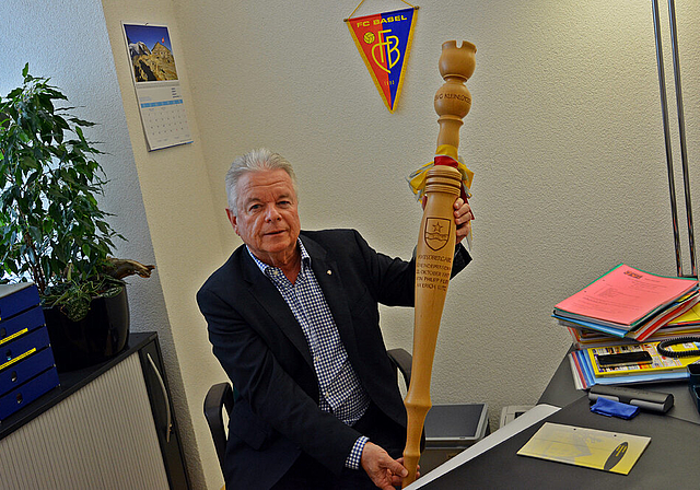 Budget-Freitag: Gemeindepräsident Erich Lutz gibt dann sein schönes Zepter weiter.  Foto: Roland Bürki