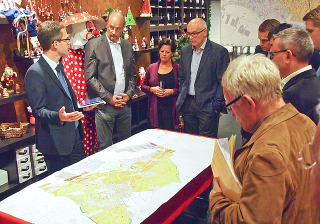 Ortsplanrevision auf dem Prüfstand: Die Gemeinderäte Markus Eigenmann (r.) und Anton Fritschi (l.) im Austausch mit Unternehmern im Tal.  Foto: Tobias Gfeller