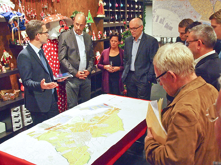 Ortsplanrevision auf dem Prüfstand: Die Gemeinderäte Markus Eigenmann (r.) und Anton Fritschi (l.) im Austausch mit Unternehmern im Tal. Foto: Tobias Gfeller