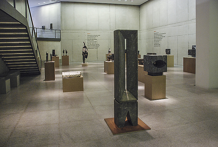Meditative Ruhe und klare Formen: Blick in den Ausstellungssaal im Untergeschoss des Museums am Dom in Würzburg. Foto: Thmas Brunnschweiler
