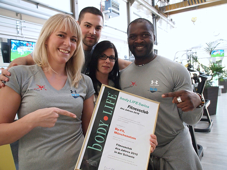 Fitnessstudio des Jahres: Sandra Flury (Geschäftsführerin), Giuseppe Puglisi (Diplomierter Fitnesstrainer), Mirjam Nussbaumer (Diplomierte Trainerin), Dy Toudjip Kouamo (Geschäftsführer) präsentieren stolz die Urkunde. Foto: Tobias Gfeller