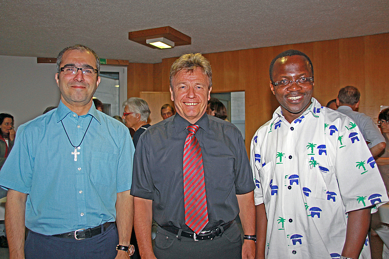 Freude herrscht: Kaspar Sutter (Mitte) und Célestin Simbanduku (rechts) können die Pfarrei an Markus Fellmann übergeben.