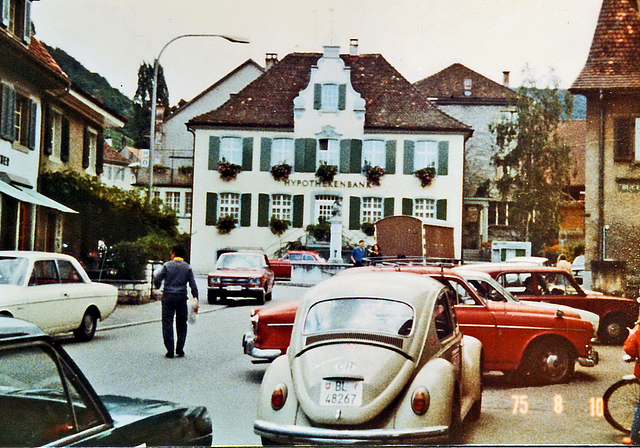 Voll parkiert: Auf diesem Foto von 1975 zeigt sich der Dorfplatz zugestellt von Autos. Heute wird den Fussgängern bedeutend mehr Bewegungsraum zugestanden, jedoch ist die «Begegnungszone» noch nicht durchwegs in aller Bewusstsein. Foto: ZVG