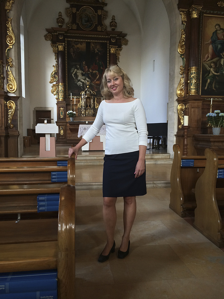 Ihr gefällt es an ihrem neuen Wirkungsort: Die christkatholische Pfarrerin Denise Wyss in der Klosterkirche Dornach. Foto: ZVG (Sarah Ley)