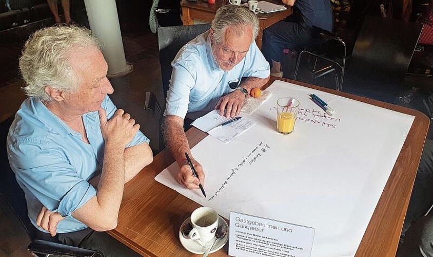 Alles, was auf den Papier steht, zählt: Bauverwalter Martin Zweifel (l.) lauscht den Bedenken von Edgar Jungo. Fotos: Fabia Maieroni
