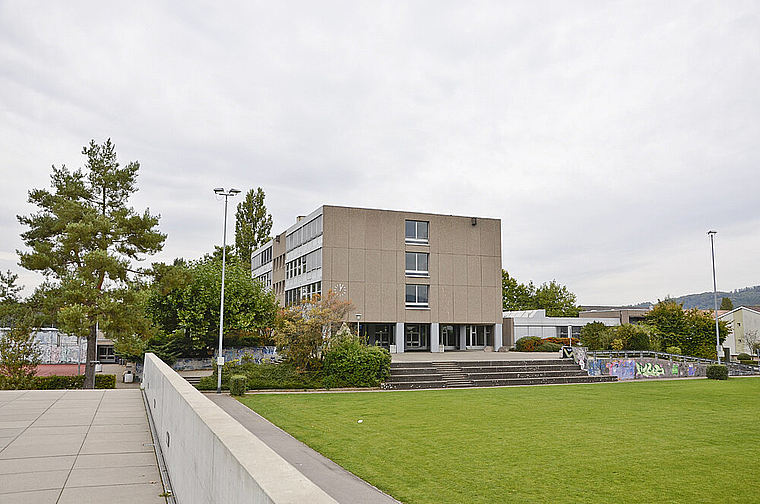 Provisorium: Im Schulhaus Bachmatten II sollen ab Sommer 2015 zur Deckung von Kapazitätsengpässen Schülerinnen und Schüler der 5. und 6. Klasse sowie vom Integrationskurs Fremdsprachen platziert werden. Foto: Thomas Kramer