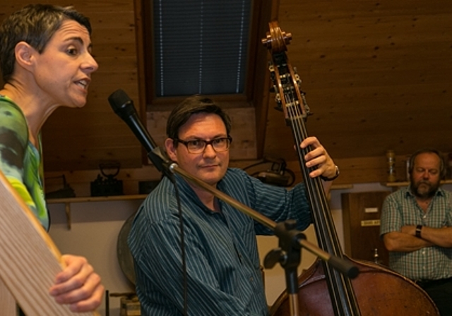 Musikalisch artikuliert: Franziska von Arx und David Schönhaus im Dorfmuseum Nunningen. Foto: Martin Staub