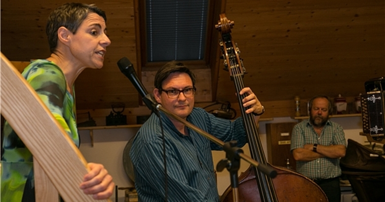 Musikalisch artikuliert: Franziska von Arx und David Schönhaus im Dorfmuseum Nunningen. Foto: Martin Staub