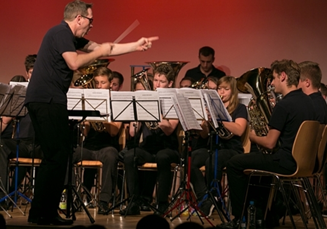 Voller Einsatz: Musikalischer Leiter und Dirigent Martin Schaad im Stück «Indian Fire». Fotos: Martin Staub
