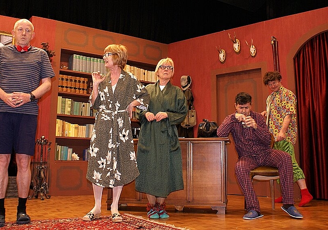 Guter Rat ist teuer: Butler Paul (Roger Brencklé), Ludmilla Stroganoff (Ruth Höfler), Gundula von Knorpsheim (Pia Cueni-Durrer), Richard Pommeroy (Vince Nogués) und Siegfried Roy Toby (Markus Neuenschwander). Fotos: Jürg jeanloz
