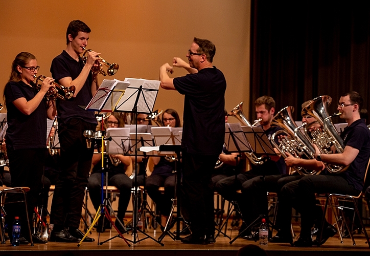 <em>Lagerleiter und Solisten: </em>Martin Schaad dirigiert den «Swiss-Ländler», den Vanessa und Joel Linz locker zum Besten geben. Foto: Martin Staub
