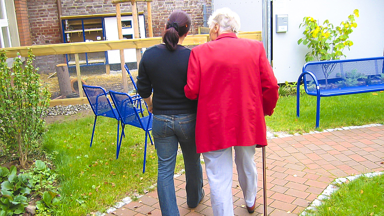 Auf Hilfe angewiesen: Alte Menschen können auch ohne Demenz zeitweilig verwirrt sein.   Foto: Pixabay