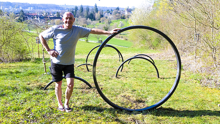 Stahl in der Landschaft: Seit kurzem ist das Kunstwerk «Rising Circles» von Harry Schaffer an einem Wanderweg ausserhalb von Arlesheim anzutreffen.  Foto: Thomas Brunnschweiler