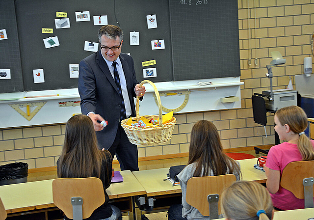 New World: Bildungsdirektor Remo Ankli verteilt «pencil sharpeners» oder Bleistiftspitzer.   Foto: Roland Bürki