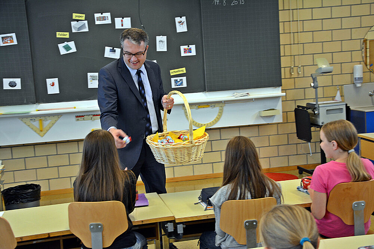 New World: Bildungsdirektor Remo Ankli verteilt «pencil sharpeners» oder Bleistiftspitzer. Foto: Roland Bürki