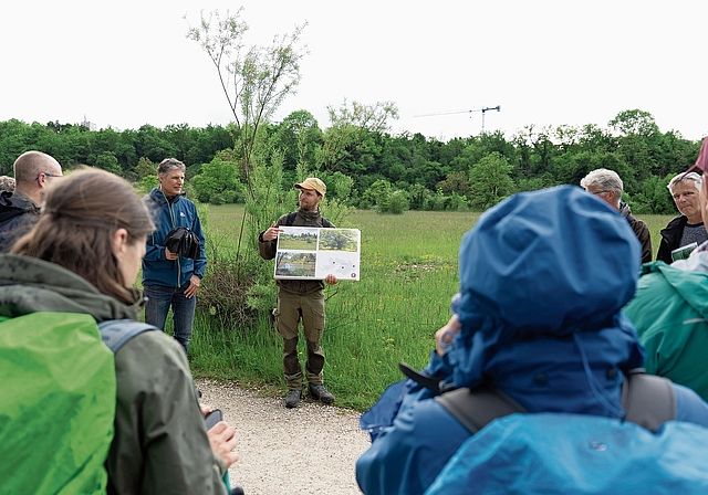 Sein Revier: Ranger Yannick Bucher erzählt den Besucherinnen und Besuchern von der Geschichteund den Aufgaben des Naturschutzdienstes. Foto: zvg