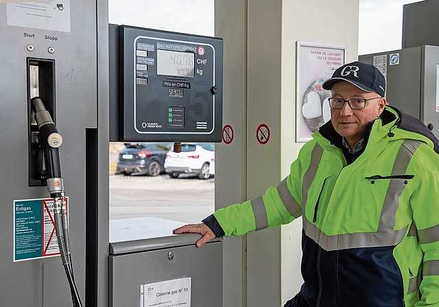 Gastankstelle in Delémont: Enrico Riboni zeigt die neu renovierte Biogastankstelle. Fotos: Martin Staub