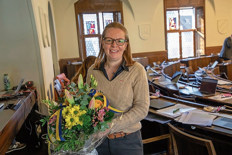 Blumen aus Kleinlützel: Anja Lutz nach ihrer ersten Sitzung im Solothurner Kantonsrat. Foto: Martin Staub