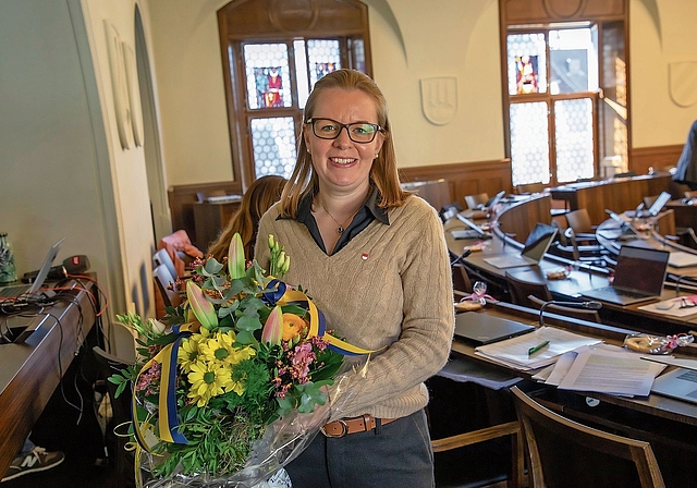 Blumen aus Kleinlützel: Anja Lutz nach ihrer ersten Sitzung im Solothurner Kantonsrat. Foto: Martin Staub