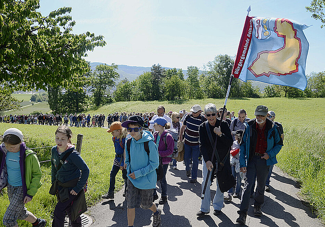 Letzter Umgang: Bürgerrätin Vreni Schultheiss mit Rottenfahne und ihr Mann Beat Schultheiss beim Schlatthof.  Foto: Heiner Leuthardt