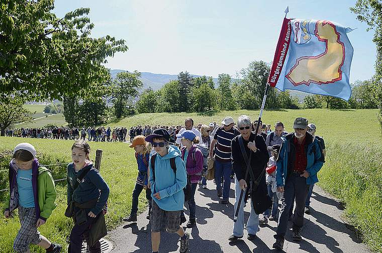 Letzter Umgang: Bürgerrätin Vreni Schultheiss mit Rottenfahne und ihr Mann Beat Schultheiss beim Schlatthof. Foto: Heiner Leuthardt