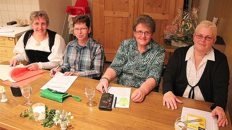 Verabschiedet von der Vizepräsidentin: Aus beruflichen Gründen musste Claudia Madörin (l.) ihr Amt als Ortsvertreterin abgeben. Foto: Benildis Bentolila 