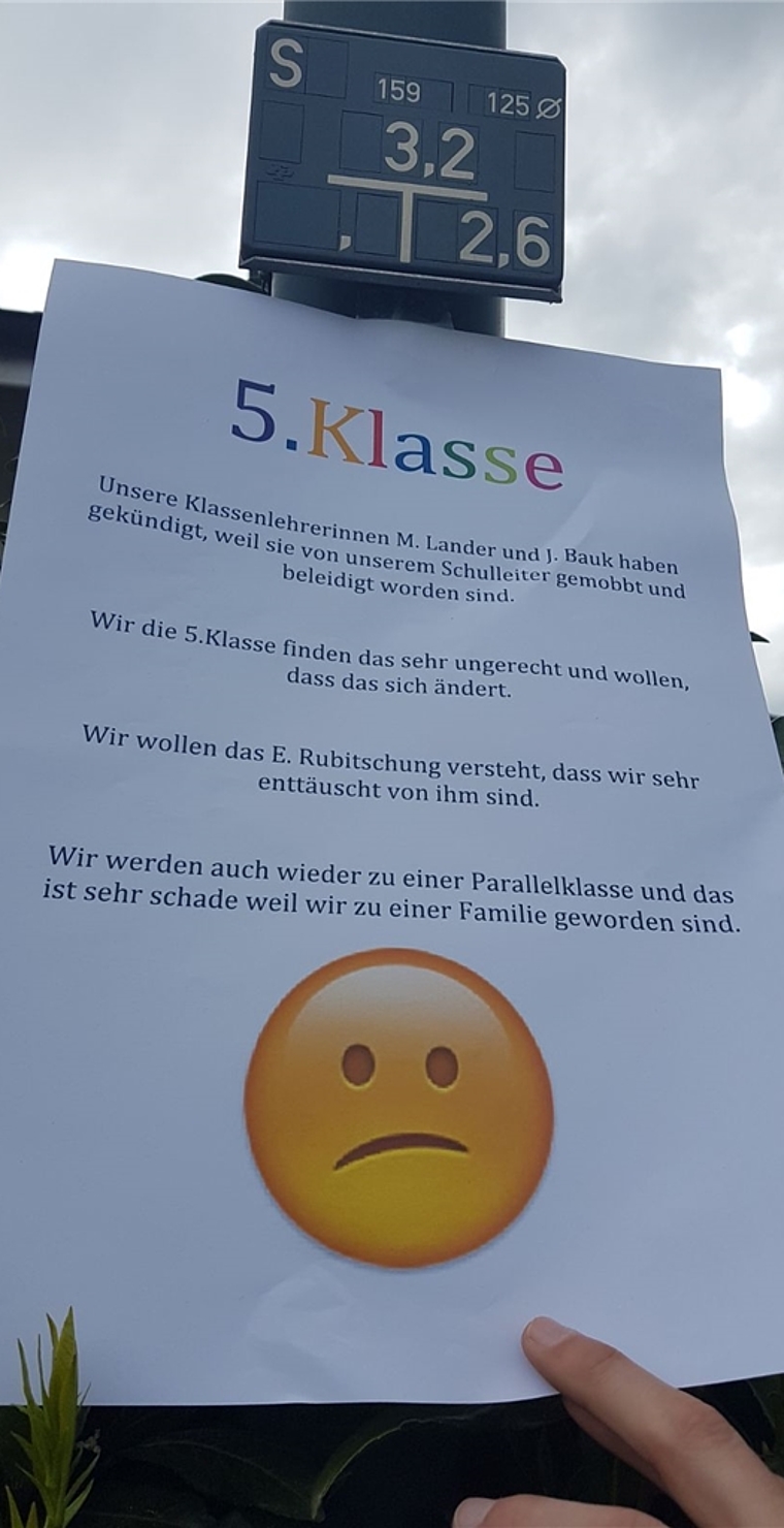 <em>Eklat:</em> Mit diesem Flyer teilten die Primarschüler ihren Unmut über die Schulleitung mit der Bevölkerung. Foto: zvg