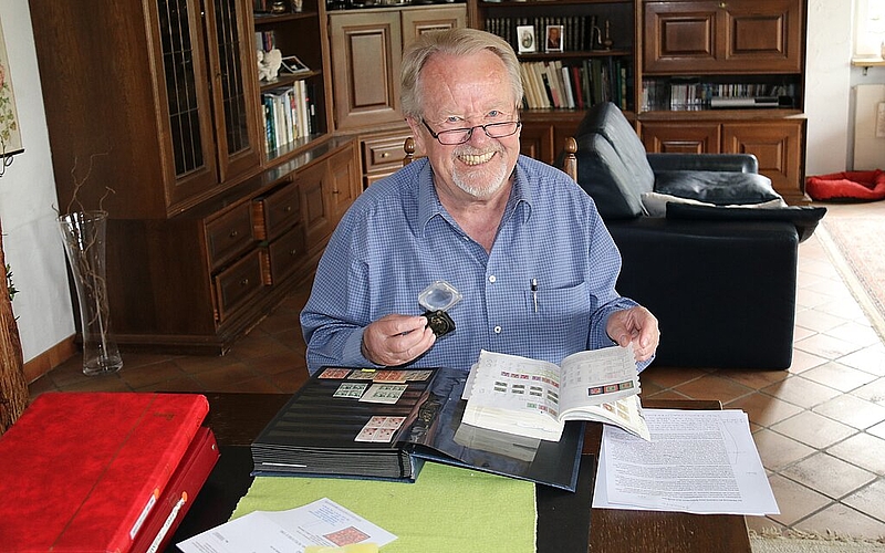 <em>Leidenschaftlicher Briefmarkensammler: </em>Herbert Giger in seinem Daheim in Breitenbach. Foto: Gaby Walther
