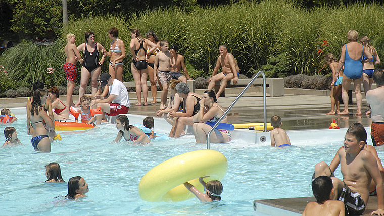 Bevölkerter Beckenrand: Wegen Reinacher «Badivagabunden» dürfte es auch im Gartenbad Aesch an Spitzentagen eng werden.  Foto: Archiv AZ Medien