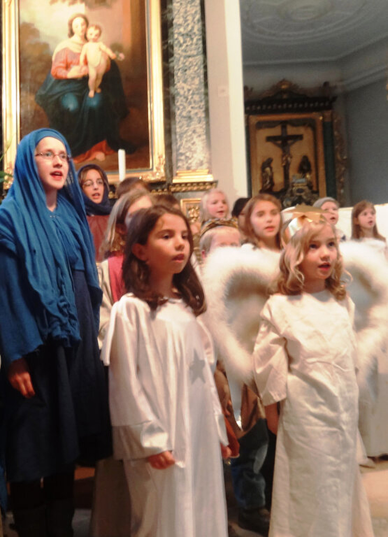 St. Pantaleon: Bei der öffentlichen Hauptprobe in der Kirche von St. Pantaleon singt Maria mit Engeln aus drei Schwarzbuben-Dörfern wunderschöne Weihnachtslieder in Mundart. Der Familiengottesdienst am Heiligabend fand in Büren statt. Foto: Mela