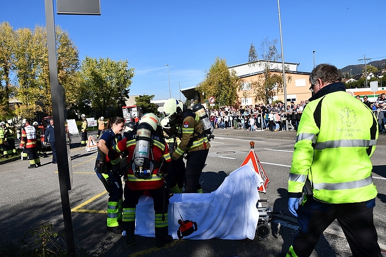Rettung aus einer brennenden Tiefgarage: Bei der Übung gelang es der Feuerwehr in kurzer Zeit, die verletzten Personen zu bergen. Foto: Bea Asper