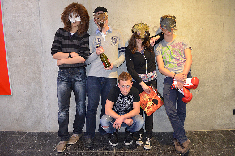 Langer Weg zur Identitätsfindung: Davide Fresta als Leo, Mike Ritter als Jean Claude, Ruben ten Cate als Jemand, Rebecca Stocker als Emma und Nick Huber als Chris (v. l.). Foto: ZVG
