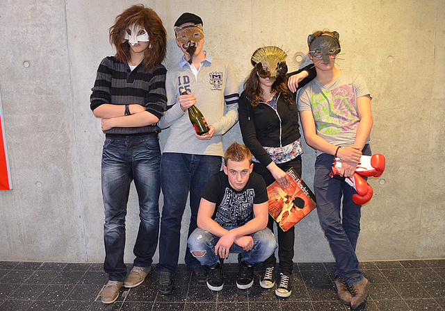 Langer Weg zur Identitätsfindung: Davide Fresta als Leo, Mike Ritter als Jean Claude, Ruben ten Cate als Jemand, Rebecca Stocker als Emma und Nick Huber als Chris (v. l.).  Foto: ZVG