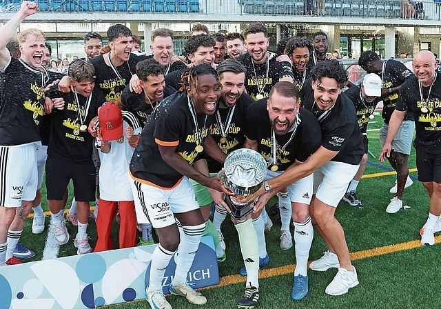 Grosser Jubel: Der FC Aesch gewinnt nach 50 Jahren wieder den Pokal. Foto: Edgar Hänggi