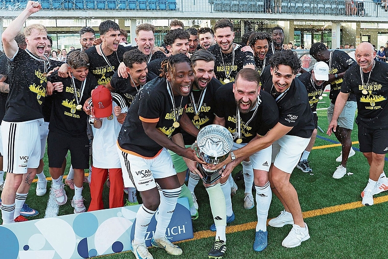 Grosser Jubel: Der FC Aesch gewinnt nach 50 Jahren wieder den Pokal. Foto: Edgar Hänggi