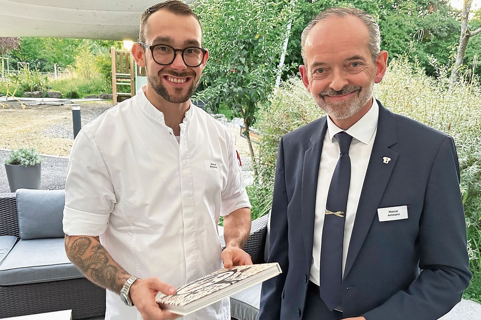 Gastgeber: Samuel Scheuerer (links) und Marcel Ammann, Kassier der Amicale bâloise. Foto: Christian Fink