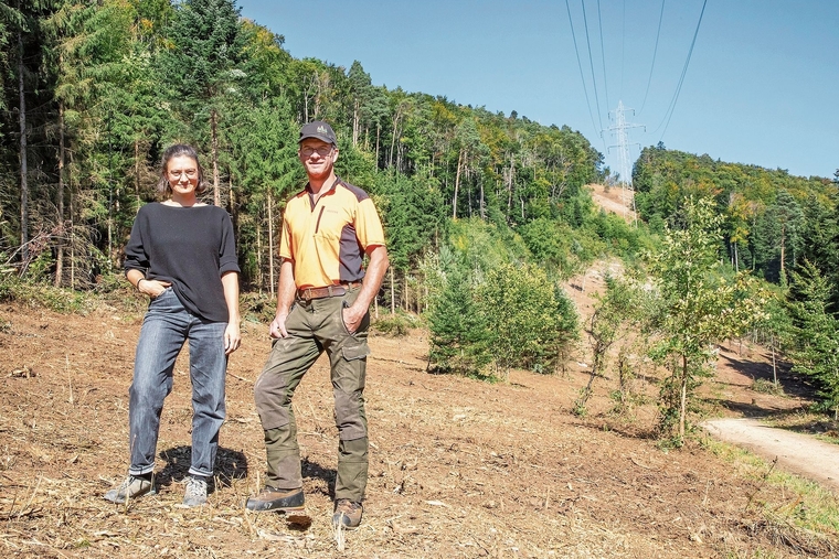 Projektverantwortliche: Meret Halter, Projektleiterin, und Markus Schmidlin, Revierförster, begleiten diese wichtige Etappe hier in Blauen. Foto: Martin Staub
