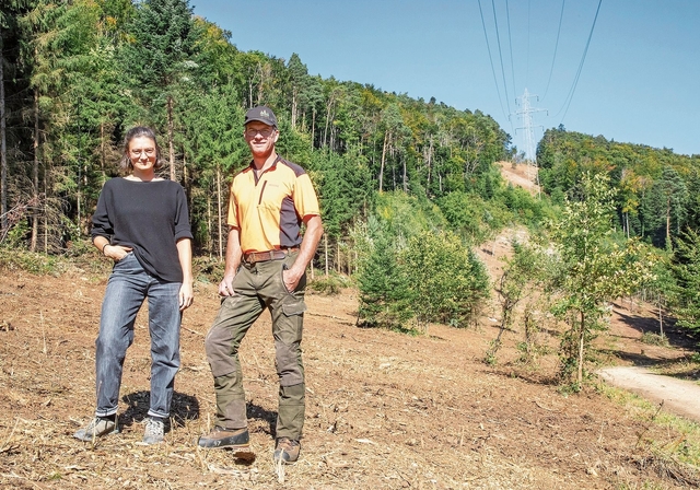 Projektverantwortliche: Meret Halter, Projektleiterin, und Markus Schmidlin, Revierförster, begleiten diese wichtige Etappe hier in Blauen. Foto: Martin Staub